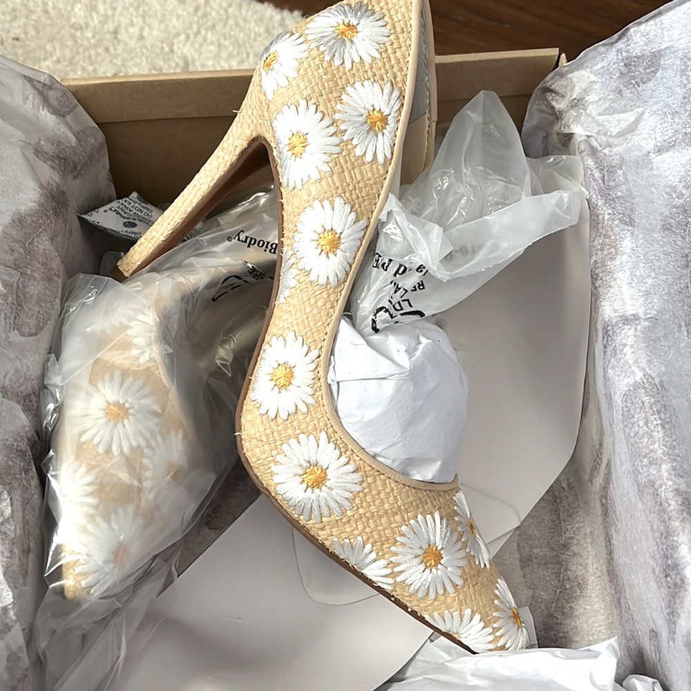 Jessica Simpson Cassani 5 raffia daisy pumps